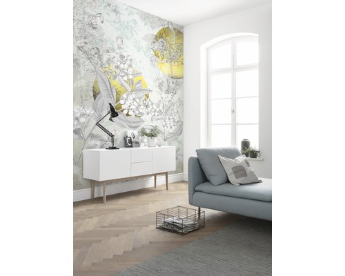 Vardagsrum med mönstrad tapet, soffa och byrå