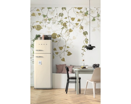 Ljust vardagsrum med kylskåp, bord och blommig tapet