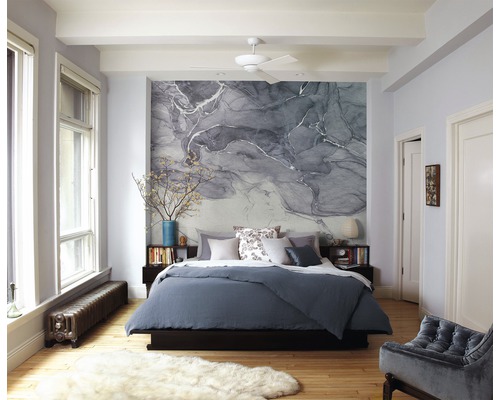 Sovrum med säng, sängbord, dekoration och mönstrad tapet