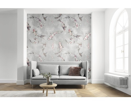 Vardagsrum med grå soffa och tapet med fiskmönster