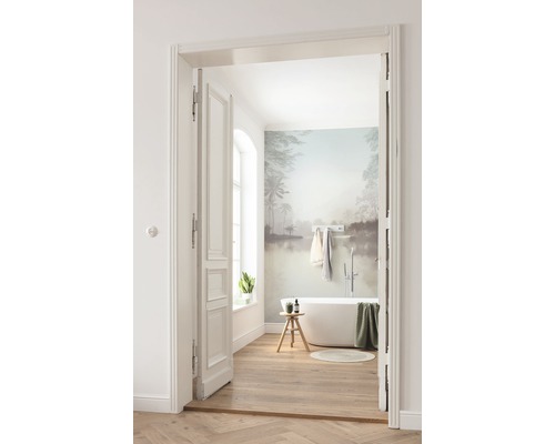 Badrum med badkar, trägolv och väggmålning genom öppen dörr