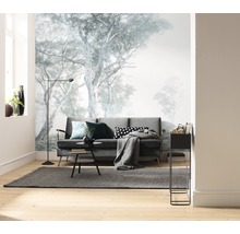 Vardagsrum med fototapet, soffa, matta och golvlampa
