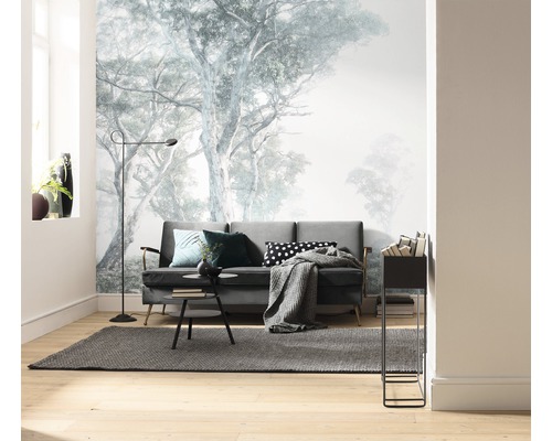 Vardagsrum med fototapet, soffa, matta och golvlampa