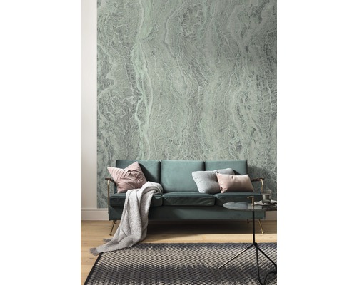 Vardagsrum med soffa, matta och tapet med abstrakt mönster