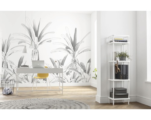 Ljust arbetsrum med skrivbord, stol, hylla och botanisk tapet