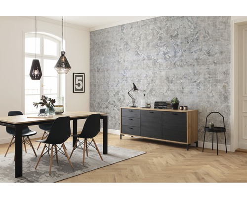 Matsal med matbord, stolar, byrå och mönstrad tapet