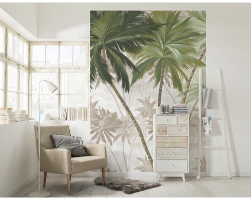 Vardagsrum med fåtölj, byrå och palmträd tapet för en ljus och organiserad atmosfär.