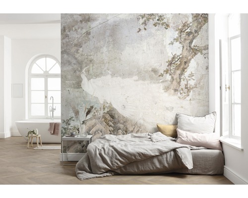 Sovrum med tapet med påfågelmotiv