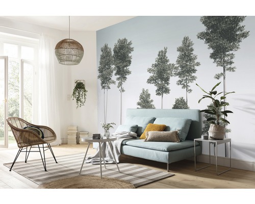 Vardagsrum med soffa, fåtölj, lampa och fototapet