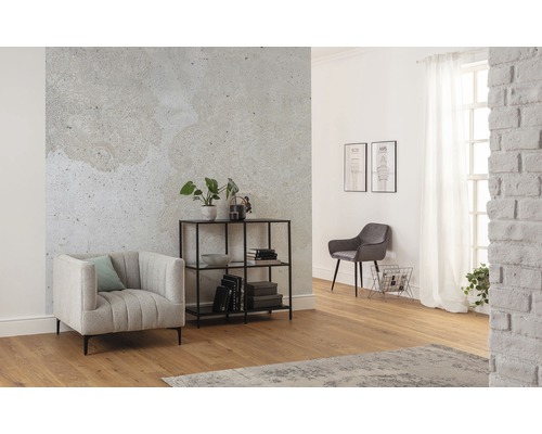 Vardagsrum med fåtölj, hylla och dekorativ väggdesign