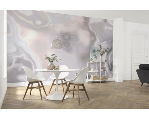 Ljust rum med matgrupp, hylla och abstrakt tapet