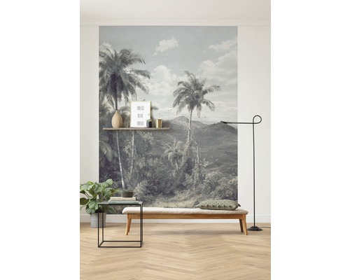 Vardagsrum med fototapet med landskapsmotiv, bänk och golvlampa