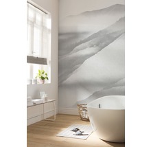 Badrum med badkar och fototapet med bergmotiv