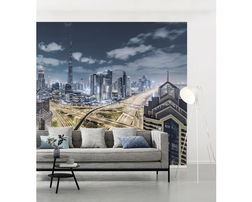 Vardagsrum med fototapet av en horisontlinje på natten och en grå soffa