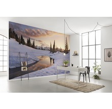 Rum med fototapet av en snöig bergssjö i solnedgången och minimalistisk kontorsinredning