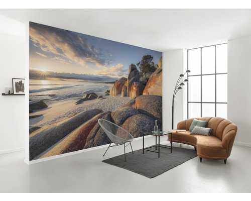 Vardagsrum med fototapet av ett kustlandskap med klippor och hav