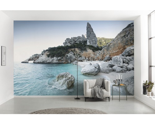 Vardagsrum med fototapet av en stenig kust som skapar en ljus och rymlig atmosfär