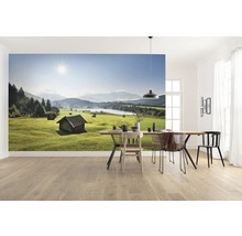 Ljust rum med fototapet av ett landskap med berg och sjö