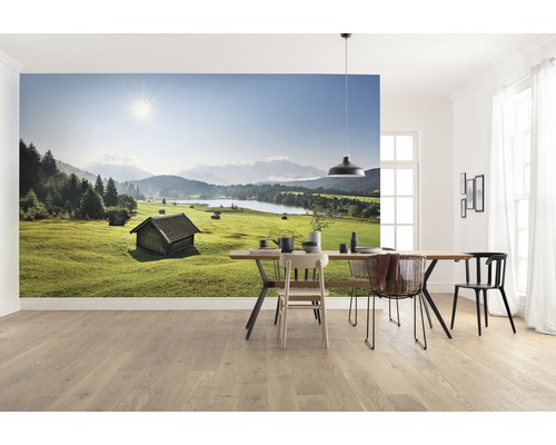 Ljust rum med fototapet av ett landskap med berg och sjö