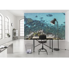 Ljust rum med skrivbord, stol, golvlampa och fototapet med havsmotiv