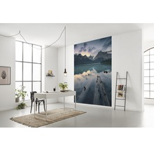Modernt arbetsrum med skrivbord, stol, stegregal och fototapet med bergslandskap