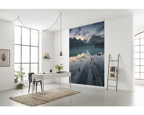 Modernt arbetsrum med skrivbord, stol, stegregal och fototapet med bergslandskap