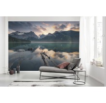 Väggbild med bergssjömotiv i ett modernt inrett vardagsrum