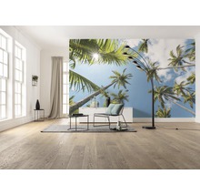 Vardagsrum med fototapet med palmmotiv, golvlampa, fåtölj och bord