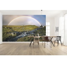 Ljust rum med fototapet av en regnbåge över ett landskap