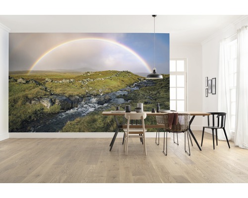Ljust rum med fototapet av en regnbåge över ett landskap