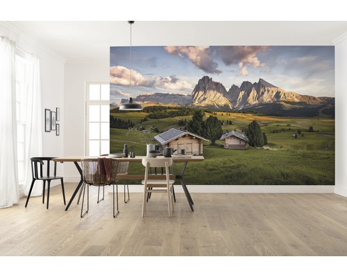 Matsal med fototapet bergslandskap, matbord och stolar