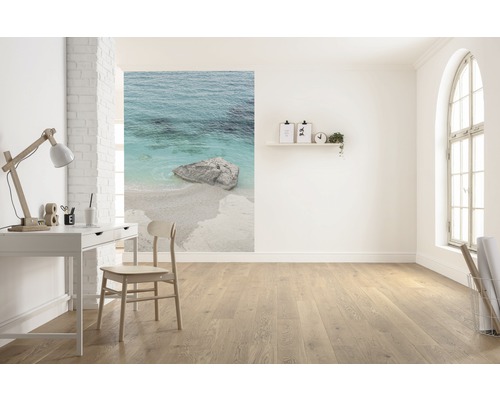 Ljust rum med skrivbord, stol och fototapet med strandmotiv