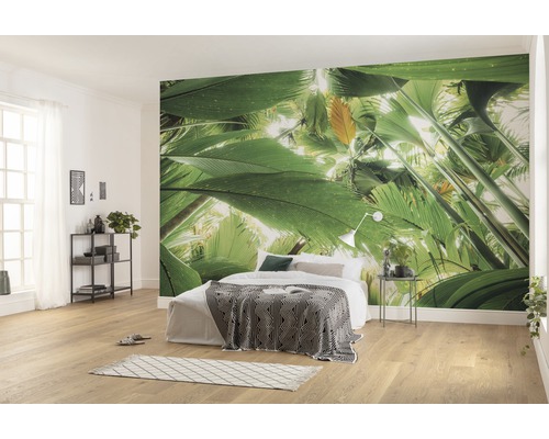 Ljust sovrum med fototapet med djungeltema
