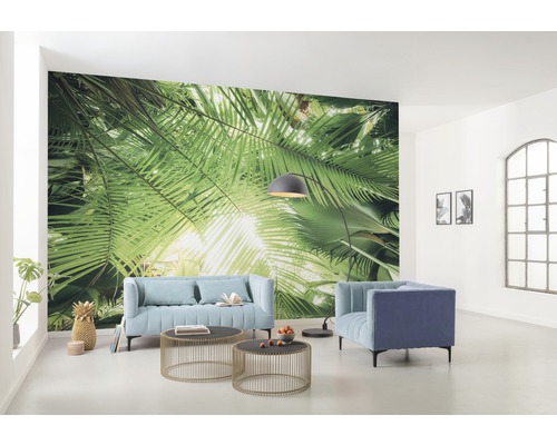 Vardagsrum med fototapet, soffa, fåtölj, golvlampa och soffbord