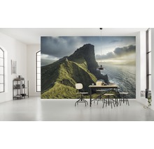 Vardagsrum med fototapet av ett bergslandskap vid havet