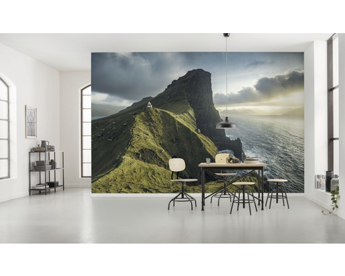 Vardagsrum med fototapet av ett bergslandskap vid havet