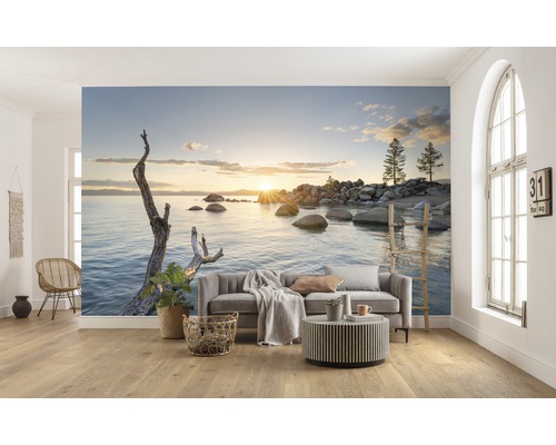 Vardagsrum med fototapet som föreställer en sjö i solnedgången