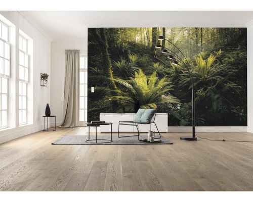 Vardagsrum med fototapet djungel, golvlampa och trägolv