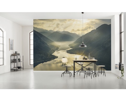 Fototapet med berglandskap och sjö i ett ljust rum.