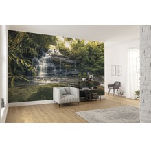 Vardagsrum med fototapet av ett vattenfall, fåtölj och hylla