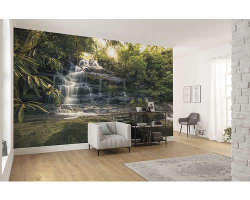Vardagsrum med fototapet av ett vattenfall, fåtölj och hylla