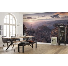 Vardagsrum med fototapet Grand Canyon vid soluppgången, matbord och vitrinskåp