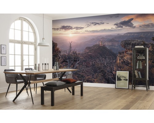 Vardagsrum med fototapet Grand Canyon vid soluppgången, matbord och vitrinskåp