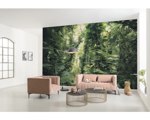 Vardagsrum med fototapet djungelmotiv, fåtölj och soffa