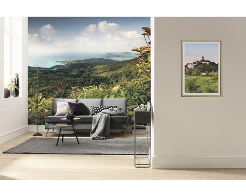 Vardagsrum med fototapet, soffa, matta och tavla