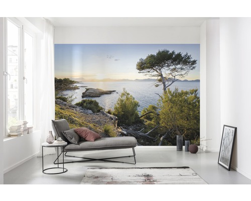 Vardagsrum med fototapet av ett kustlandskap med havsutsikt.