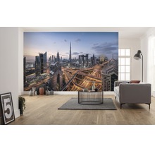 Vardagsrum med fototapet av en stadsbild av Dubai med skyskrapor och motorvägar på natten