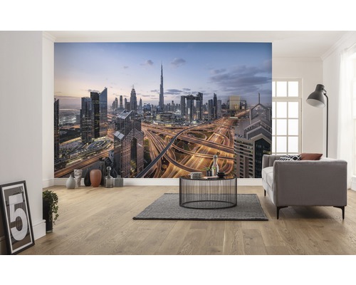Vardagsrum med fototapet av en stadsbild av Dubai med skyskrapor och motorvägar på natten