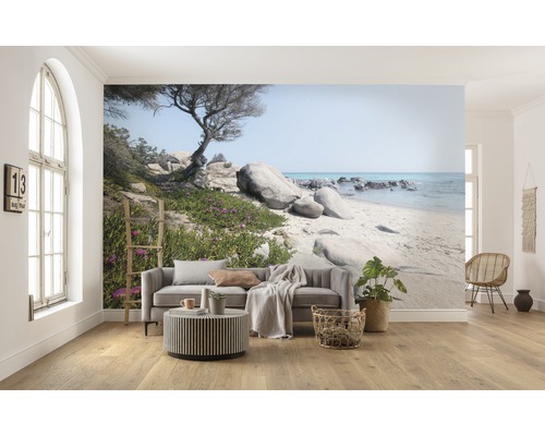Vardagsrum med fototapet av ett stenigt kustlandskap