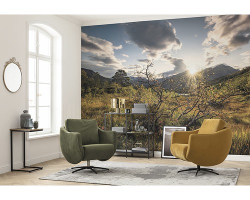 Vardagsrum med landskapstapet, fåtöljer, sidobord och hylla